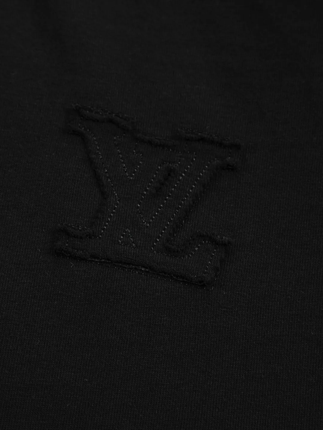 🅿️200 Louis Vuitton 1V LV lv slightly wide version S-XL LV 26ss new products are available at the counter simultaneously. Multiple craftsmanship. Chest patch letters 🪡 embroidery. Back patch letters four-leaf clover 🍀🪡 embroidery. Round neck short-sleeved T-shirt, same style for men and women! Consigned to one-to-one creation. Synchronized with the official website, pure cotton fabrics at the counter! It is close to the skin and comfortable, durable and easy to wear. It has a classic and simple logo design and meticulous original craftsmanship. Short-sleeves, a must-have item for men, do not appear to be the same for the general public, but must be unique and eye-catching. This LV short-sleeve is all about quality, comfort, the same shape and fashion as always, including fabrics and cutting techniques. All of them have been made with great effort! 320 grams of washed pure cotton fabric, pure cotton is breathable, very refreshing and comfortable for daily wear. The rib knitting on the neckline is smooth and tight, and the neckline will not be skewed if you toss it at will. The loose version, you will find that it looks really good on the upper body. The overall is minimalist and neat, super versatile for daily use! Pair it casually with a pair of pants for a youthful look. A T-shirt will make your outfit crazy. It is a fashionable item that can never go wrong! Color: Black White Size: S-XL Size chart: S: Shoulder width 50-Bust 56-Length 70 M: Shoulder width 52-Bust 57-Length 72 L: Shoulder width 54-Bust 59-Length 74 XL: Shoulder width 56-Bust 62-Length 76